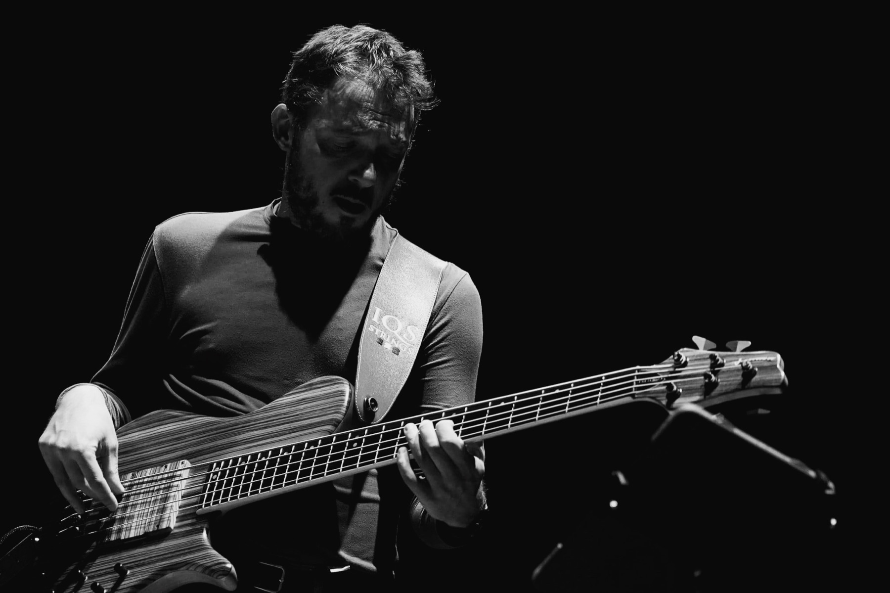 Michelangelo Brandimarte al basso durante un concerto